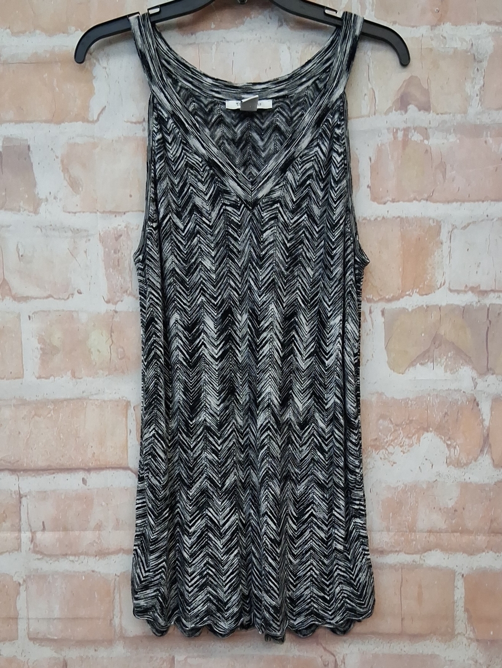 Women’s V-Neck Chevron Tank Top - Black & White